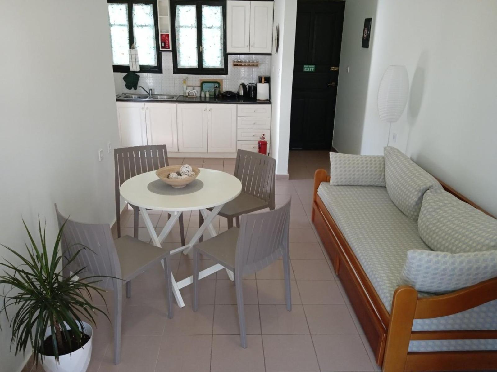 Phoeve Apt-Lovely 1-Br Rental Near The Beach Kalathas Esterno foto